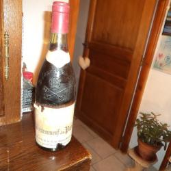 une bouteille de chateauneuf du pape de 1970