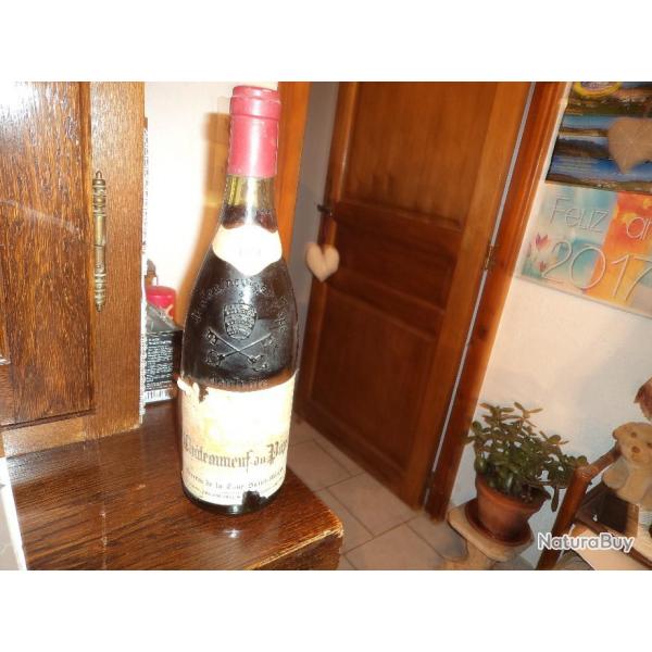 une bouteille de chateauneuf du pape de 1970