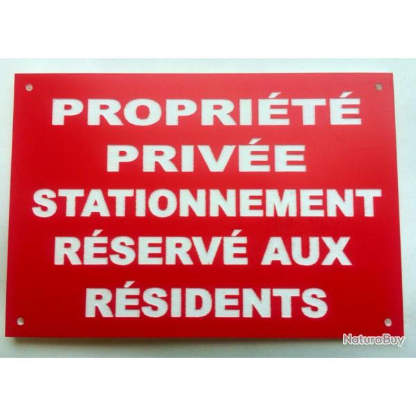 Panneau "PROPRIT PRIVE STATIONNEMENT RSERV AUX RSIDENTS" format 300 x 400 mm fond ROUGE