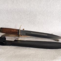 Couteau de chasse avec étui manche en bois de noyer avec mitre et garde laiton.