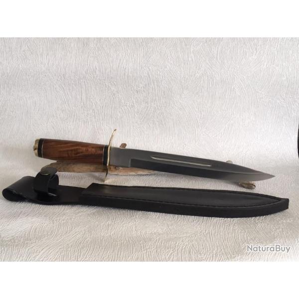 Couteau de chasse avec tui manche en bois de noyer avec mitre et garde laiton.