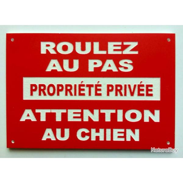 Panneau "ROULEZ AU PAS PROPRIT PRIVE ATTENTION AU CHIEN" format 200 x 300 mm fond ROUGE