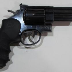 revolver Smith & Wesson 629 classic,  cal 44 magnum, canon 4 pouces bon etat