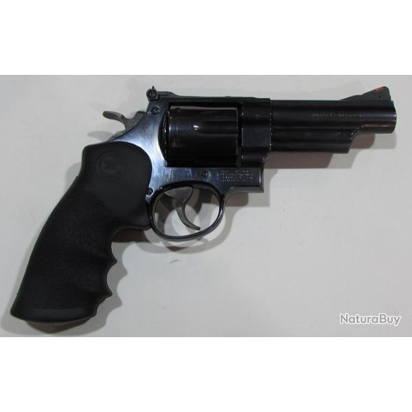 revolver Smith & Wesson 629 classic,  cal 44 magnum, canon 4 pouces bon etat