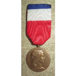 Médaille d'Honneur Ministere de la Guerre BRONZE attribuée 1975