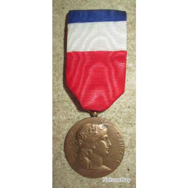 Mdaille d'Honneur Ministere de la Guerre BRONZE attribue 1975