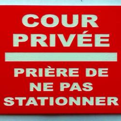 Panneau "COUR PRIVÉE PRIÈRE DE NE PAS STATIONNER" format 300 x 400 mm fond ROUGE