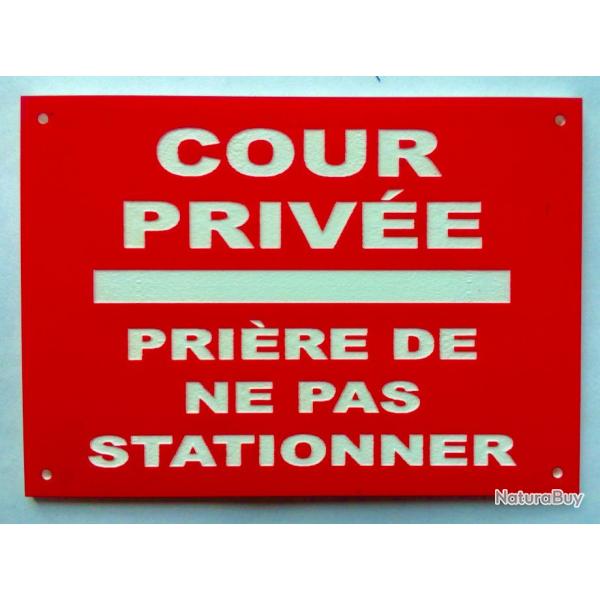 Panneau "COUR PRIVE PRIRE DE NE PAS STATIONNER" format 300 x 400 mm fond ROUGE