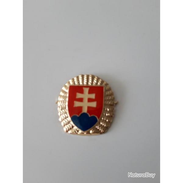 INSIGNE METAL DE CASQUETTE SLOVAQUE,MODELE DORE.