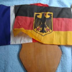 drapeaux français et allemand sur socle en bois