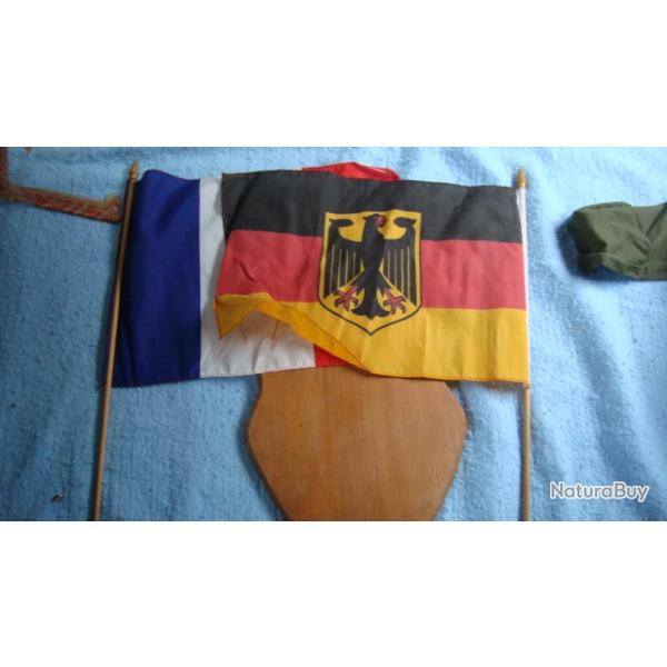 drapeaux franais et allemand sur socle en bois