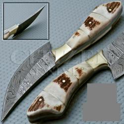 Splendide couteau en aspect damas avec manche en bois de cerf et laiton
