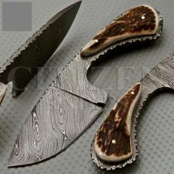 Remarquable couteau en aspect damas avec manche en bois de cerf