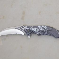 Couteau skull lame Crantée  de 9 cm