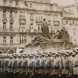 PHOTO      DEPOT  D UNE  GERBE    AU  MONUMENT  DU  SOLDAT  INCONNU    TCHEQUE  A  PRAGUE  1939 WW2