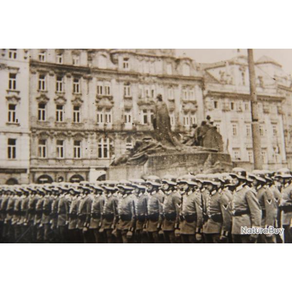 PHOTO      DEPOT  D UNE  GERBE    AU  MONUMENT  DU  SOLDAT  INCONNU    TCHEQUE  A  PRAGUE  1939 WW2