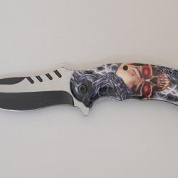 Couteau pliant décoré Tête de mort yeux rouges avec chaîne  lame de 9 cm