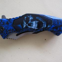 Couteau avec une tête de mort bleu sur le manche en plastique