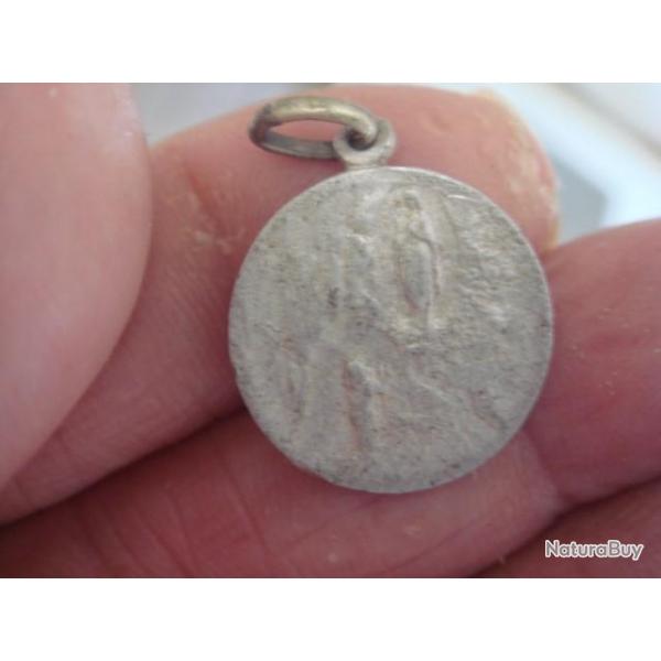 ancienne medaille religieux diamtre 1,8 cm