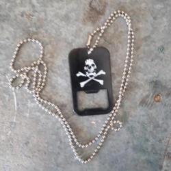 DOG-TAG OUVRE-BOUTEILLE NOIR "TETE DE MORT".