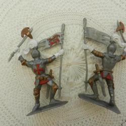 UN ancien soldat miniature médiéval plastique - hache et étendard