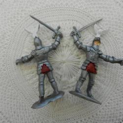 UN ancien soldat miniature médiéval plastique - heaume et épée