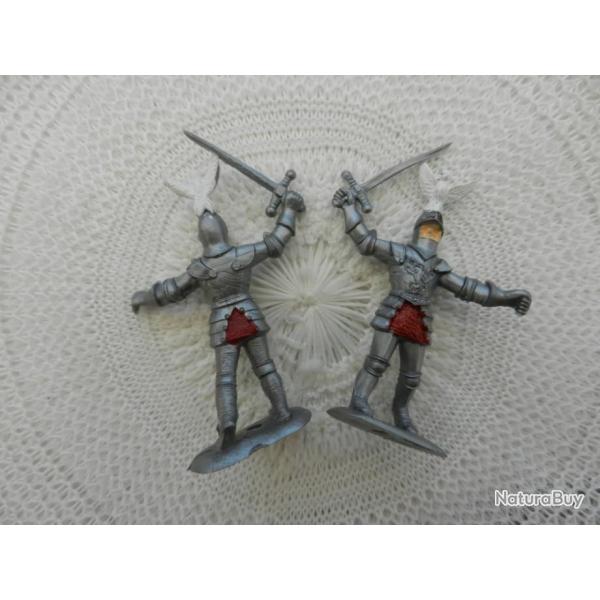 UN ancien soldat miniature mdival plastique - heaume et pe