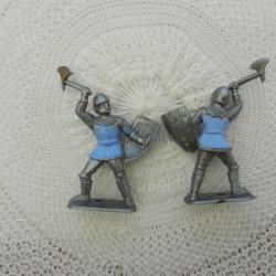 UN ancien soldat miniature médiéval plastique - soldat au bouclier et à la hache
