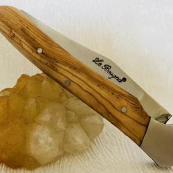 Couteau de poche Le Bougna Élégance avec son manche en bois de teck.
