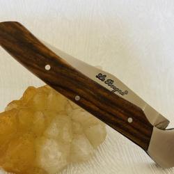 Couteau de poche Le Bougna Élégance avec son manche en bois de palissandre.