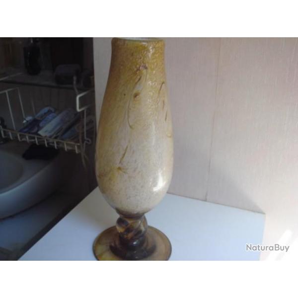 Vase en verre souffl incrust de poudre d'or du XXme sign G. milesi hauteur 33 cm