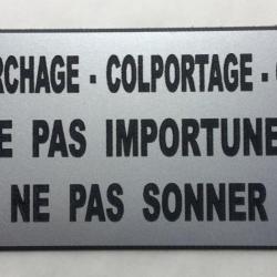 Pancarte "DÉMARCHAGE-COLPORTAGE-QUÊTE NE PAS IMPORTUNER-NE PAS SONNER" argentée format 75 x 150 mm