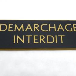 pancarte adhésive "DEMARCHAGE INTERDIT" dimensions 50x150 mm noir et or