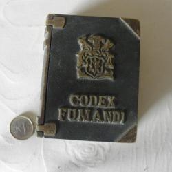 petite mais lourde boîte en bronze pour bureau codex fumandi