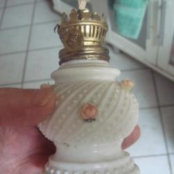 Petite lampe à pétrole en porcelaine hauteur 13 cm