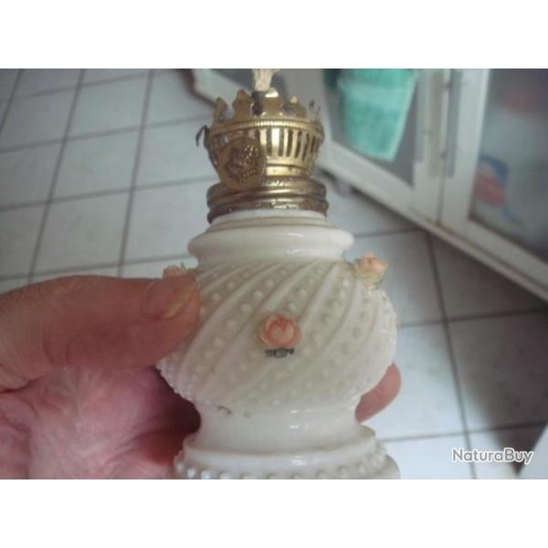 Petite lampe  ptrole en porcelaine hauteur 13 cm