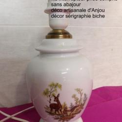 LAMPE   petit modèle en porcelaine décorée  " Biche "