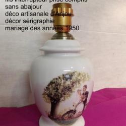 LAMPE   petit modèle en porcelaine décorée  "  Mariage d'autrefois  "
