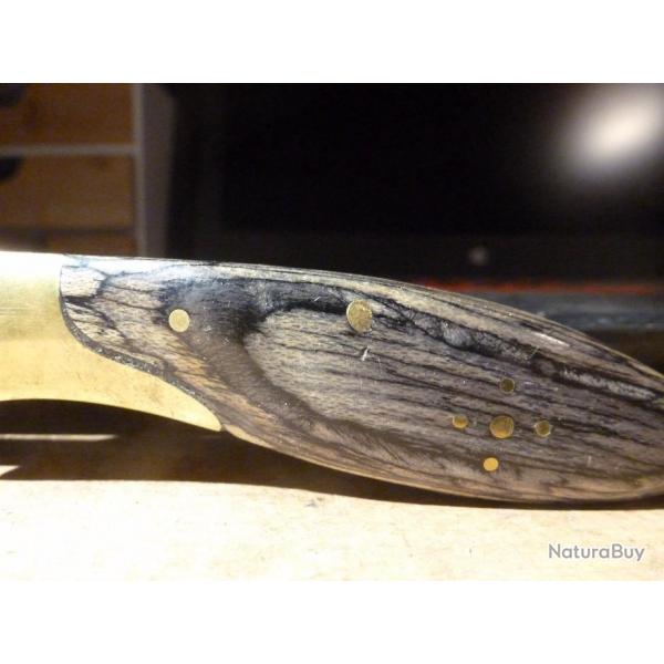 couteau style laguiole avec abeille et guillochage manche bois stamin gris
