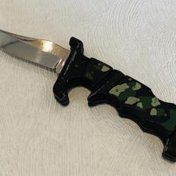 Couteau de poche ou de chasse manche camouflage en métal.