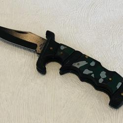 Couteau de poche ou de chasse manche camouflage en métal et lame noire.
