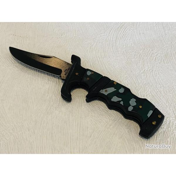 Couteau de poche ou de chasse manche camouflage en mtal et lame noire.