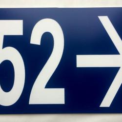 panneau numéro de maison, de rue personnalisé + flèche à droite format 200 x 300 mm fond BLEU