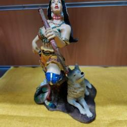 figurine indienne avec loup