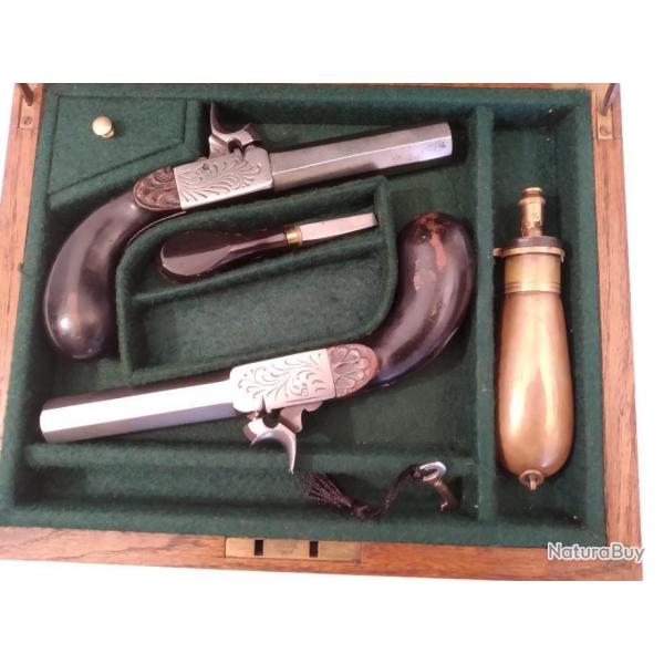 Paire de pistolets  percussion franais Boxlock vers 1850, en tui.