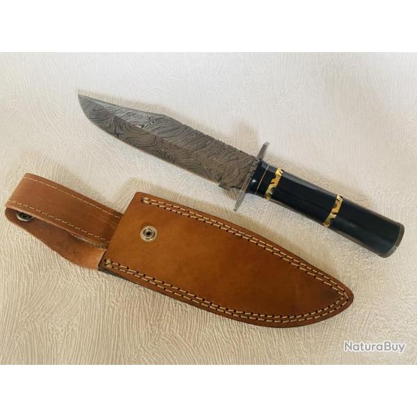 Poignard ou couteau de chasse Lopard manche en corne noir et Lame Damas avec son tui .