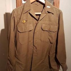 chemise de troupe US ww2 en très bon état avec écusson et étiquette d' origine