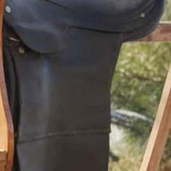 Jolie selle ancienne en cuir juste pour la décoration