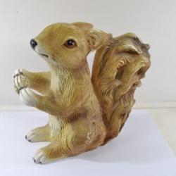 Grand écureuil en céramique avec noix. Décoration nature, campagne chasse jardin. Abîmé