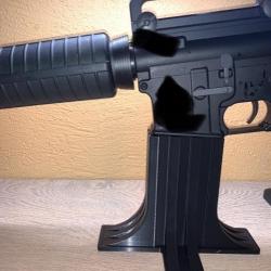 Support noir pour AR 15 / M 4 / M 16 et toutes les armes utilisant le chargeur au standard AR 15